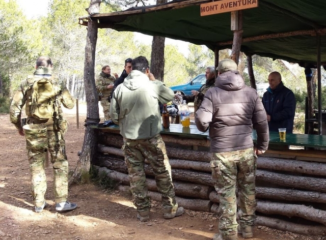 Barra de bar en el campo de paintball.jpg